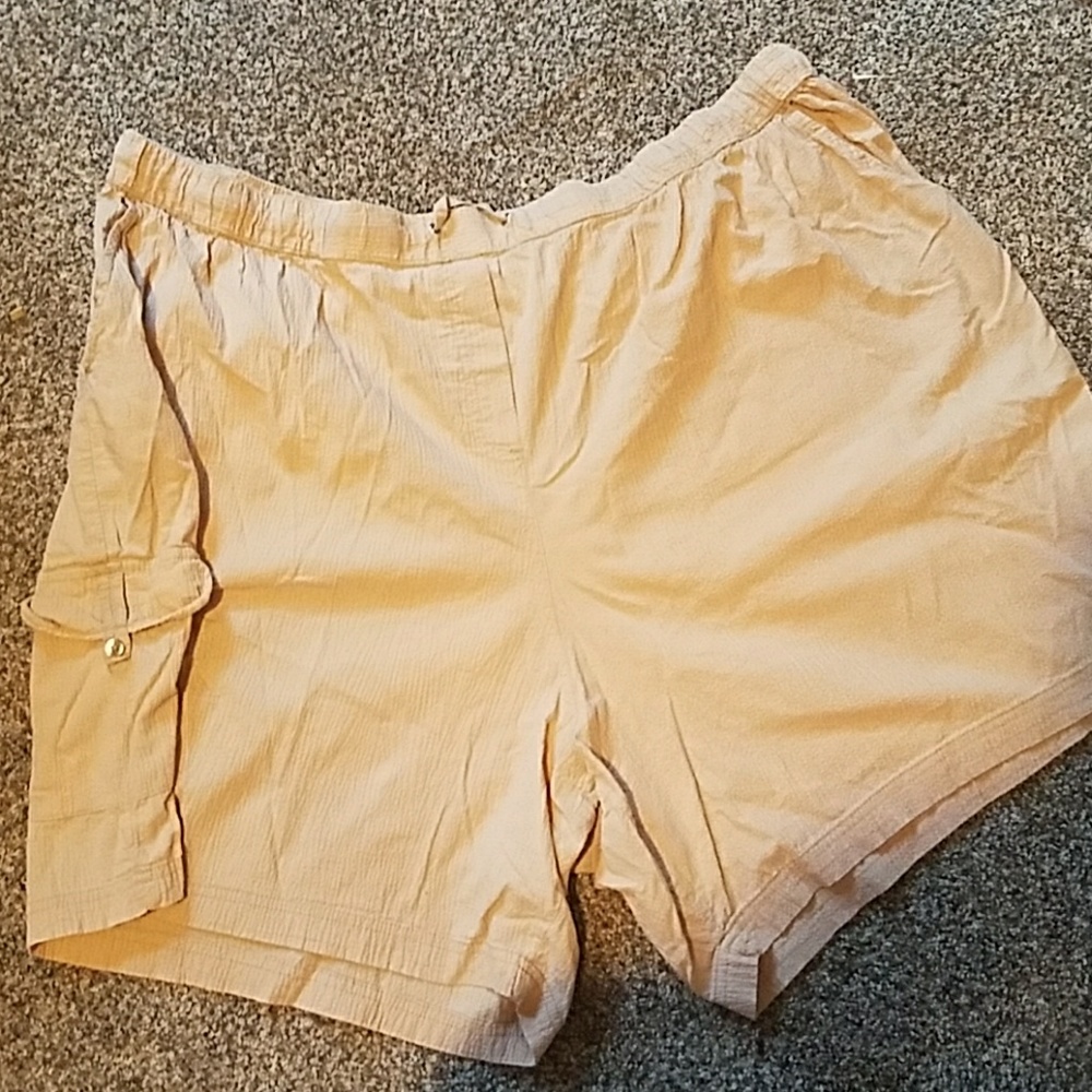 Shorts khaki cream color